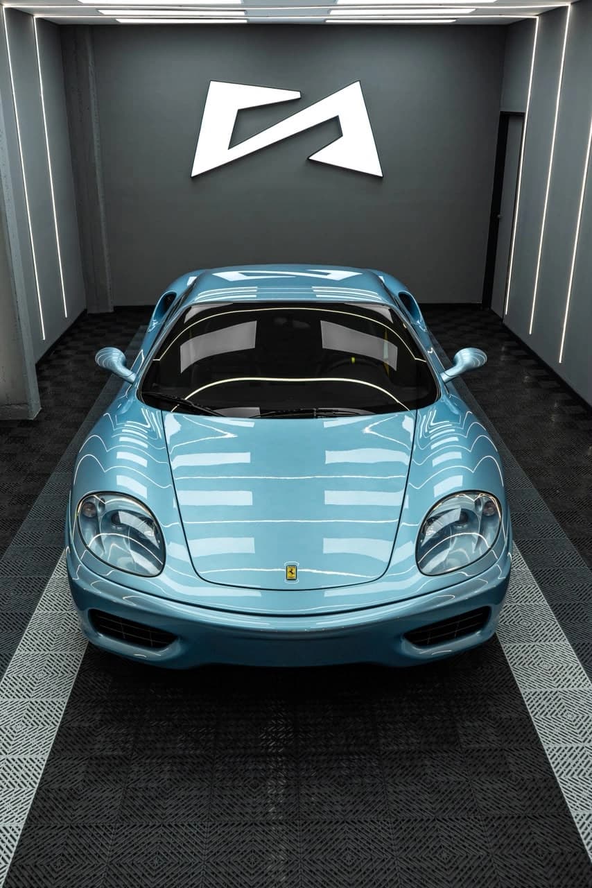 Ferrari en el box de Detailing Argentina