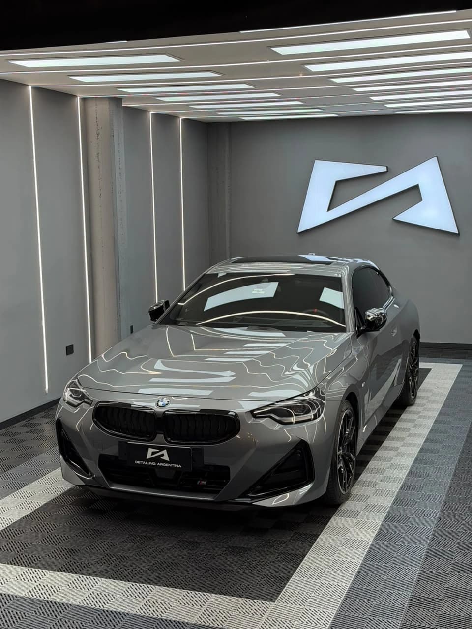 BMW Serie 2 en el box de Detailing Argentina